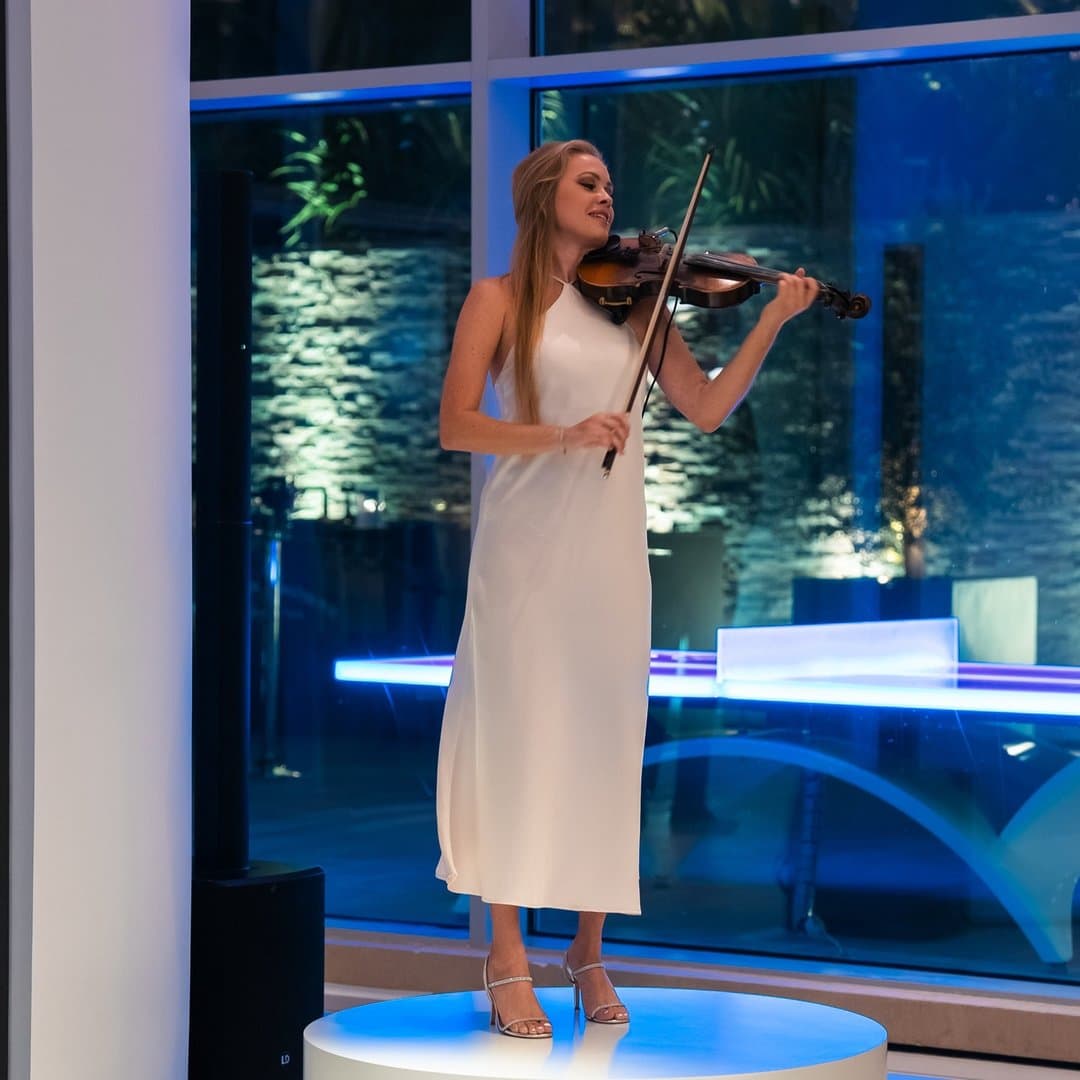 Violinist performing at a brand evening at 37x